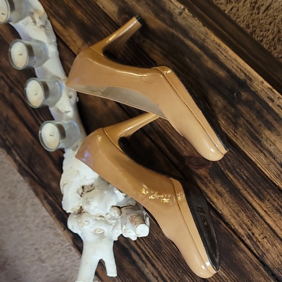 Stuart Weitzman Hummus Aniline Patent Leather Pumps Rounded Toe - Picture 5 of 15